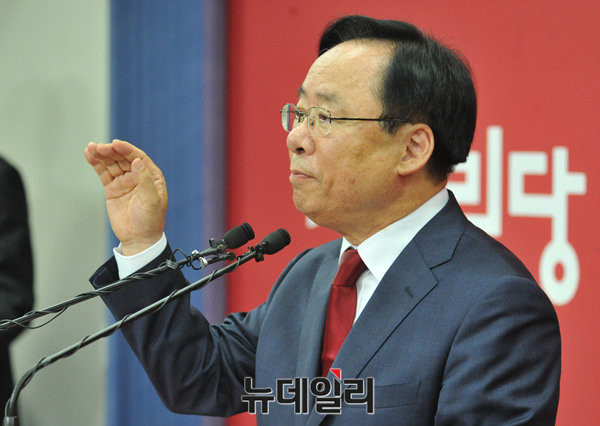 ▲ 새누리당 이주영 의원이 3일 오전 서울 여의도 당사에서 당대표 출마 기자회견을 하던 도중, 친박 단일화 여부에 대한 질문을 받자 손을 들어보이며 가능성을 강하게 부인하고 있다. ⓒ뉴데일리 이종현 기자