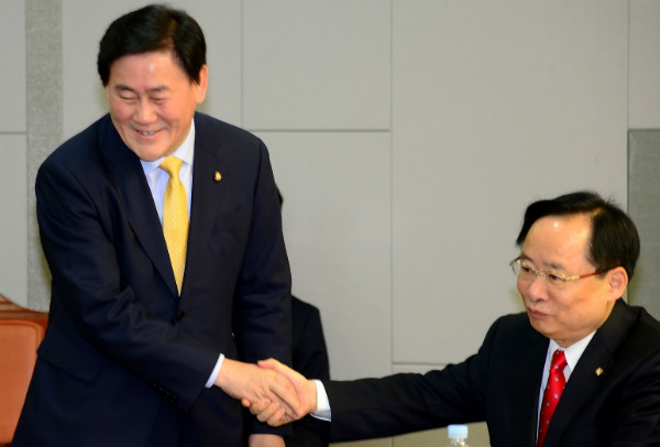 ▲ 새누리당 이주영 의원의 당대표 공식 출마 선언으로 친박의 좌장 최경환 의원이 강한 압박을 받게 됐다는 관측이다. 사진은 서로 다른 곳을 바라보며 악수를 나누고 있는 최경환 의원과 이주영 의원의 모습. ⓒ뉴시스 사진DB