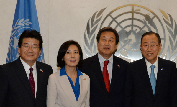 ▲ 새누리당 강석호 의원은 김무성 전 대표최고위원의 서울 중동고 4년 선후배로, 최측근으로 알려져 있다. 사진은 지난해 10월 김무성 전 대표의 미국 순방에 동행해 뉴욕의 유엔본부에서 반기문 유엔사무총장과 함께 만나 기념촬영을 하고 있는 강석호 의원의 모습. ⓒ뉴시스 사진DB