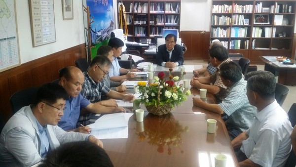 ▲ 이승훈 청주시장이 2일 에어로폴리스 주민대책위원들과 토요데이트를 진행하고 있다.ⓒ청주시