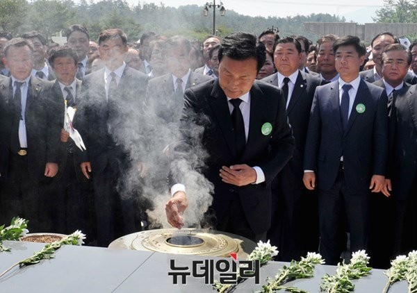 ▲ 더불어민주당 손학규 전 상임고문이 최근 5.18 광주민주화운동 행사 등에 참석해 정계복귀를 시사했지만, 정작 영입제안에는 침묵을 지켜 그 배경에 관심이 쏠린다. ⓒ뉴데일리 이종현 기자