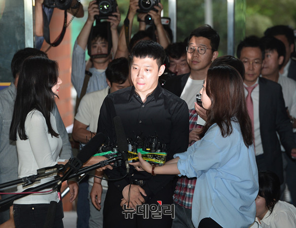 ▲ 성폭행 혐의로 피소된 JYJ의 박유천이 30일 오후 6시 28분께 강남경찰서에 피의자 신분으로 출석했다. 박유천은 이날 오전 10시 출석 예정이었지만 강남구청에서 사회복무요원으로 근무중인 것을 감안해 시간을 변경했다.   ⓒ 정상윤 기자