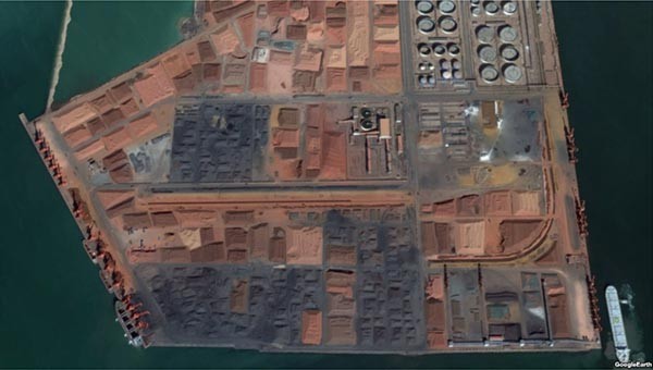 '미국의 소리' 방송이 '구글어스'의 위성사진을 통해 찾아낸 룽커우 항의 모습. 검은색으로 보이는 것이 석탄으로 추정되는 것이다. ⓒ美VOA 보도화면 캡쳐