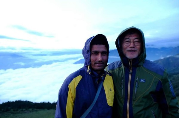 ▲ 더불어민주당 문재인(오른쪽) 전 대표가 네팔에서 현지 안내인 벅터 람씨와 사진을 찍고 있다. ⓒ벅터 람씨 페이스북