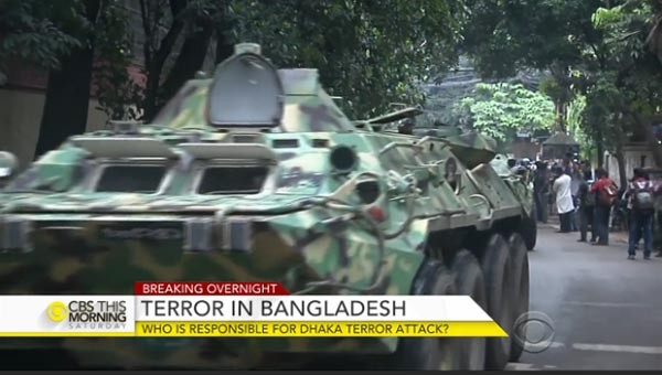 ▲ 지난 2일 오전(현지시간) 방글라데시 수도 다카에서 테러범을 진압한 뒤 현장수습을 위해 달려가는 보안군 장갑차들. ⓒ美CBS 관련보도 화면캡쳐