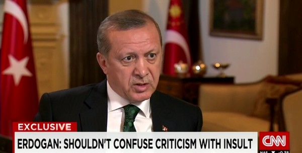 ▲ 레제프 타이이프 에르도안(Recep Tayyip Erdogan) 터키 대통령은 3일(현지시간) 터키 내 시리아 난민들에게 시민권을 부여할 수 있음을 시사했다. 사진은 美CNN과 인터뷰를 진행하고 있는 에르도안 터키 대통령.ⓒ美CNN 중계영상 캡쳐