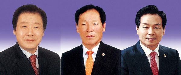 ▲ 의장에 선출된 김응규(왼쪽), 부의장에 선출된 고우현(중간), 장두욱 의원.(왼쪽부터)ⓒ경북도의회 제공