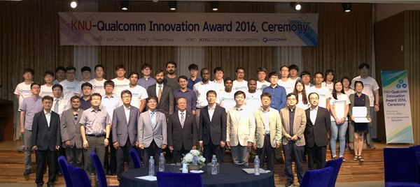 ▲ 이태원 퀄컴 부사장 겸 퀄컴코리아 사장과 손동철 경북대 총장직무대리, 퀄컴 이노베이션 어워드수상자, 교수진이 기념 촬영에 임하고 있다.ⓒ경북대 제공