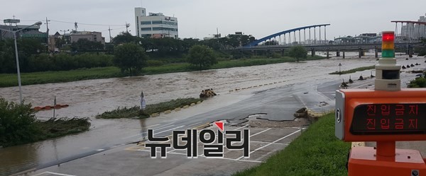 ▲ 4일 장맛비로 인해 전면 통제된 청주 무심천.ⓒ김정원기자