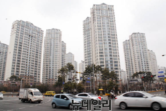 ▲ 중도금대출규제 강화에 따라 비강남권 신규분양 단지에 수요자 관심이 쏠리고 있다. 사진은 강북지역 한 아파트단지 모습. ⓒ 뉴데일리