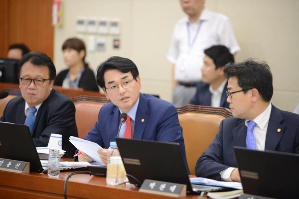 ▲ 더불어민주당 박용진(가운데) 의원은 지난 28일 국회 정무위원회 국가보훈처 업무보고에서 보훈처가 김일성 친인척에게 서훈한 것을 비판했었다. 하지만 야권 내 반발이 커지면서 4일 입장을 번복하면서 당내 갈등을 시사하기도 했다. ⓒ박용진 의원 페이스북