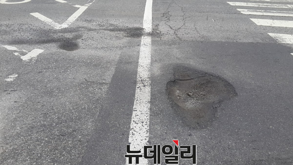 ▲ 충북 청주시 상당공원 4거리에 발생한 태형 포트홀.ⓒ김종혁 기자