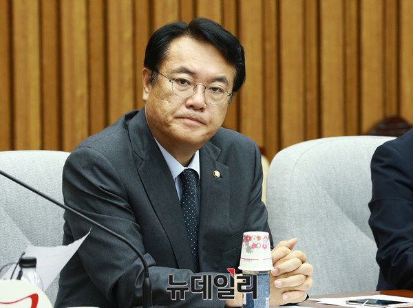 ▲ 새누리당 정진석 원내대표가 5일 원내대책회의에서 서별관회의에 대한 국정조사를 요구하는 야권의 주장에 대해 "서별관회의는 DJ때부터 하는 통상적인 경제 현안 점검 회의"라고 반박했다. ⓒ뉴데일리 이종현 기자