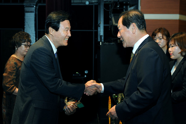 ▲ 김영석 영천시장(오른쪽)이 우수기업으로 선정된 업체에게 상패를 수여하고 있다.ⓒ영천시 제공