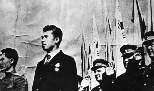 ▲ 해방후 1945년 북한에 등장한 새파란 가짜 김일성. 스탈린이 선택한 허수아비. 소련 군정 간부들이 뒤에 서있다.