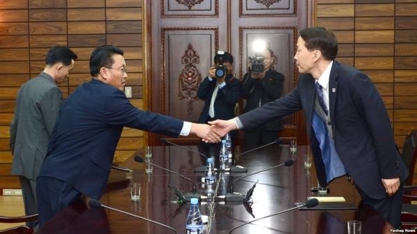 ▲ 지난 2015년 판문점 북측 지역인 통일각에서 열린 남북 당국회담 준비를 위한 실무접촉에서 남측 대표단 김기웅 통일부 남북회담본부장(오른쪽)과 북측 대표단 황철 조국평화통일위원회 서기국 부장이 악수하고 있다. (자료사진)