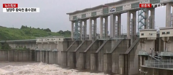 ▲ 경기 북부지역에 최대 200mm가 넘는 폭우가 쏟아지는 가운데 북한의 황강댐 기습 방류에 대한 우려가 고조되고 있다. 사진은 필승교 10km 하류에 있는 군남댐 모습.ⓒYTN중계영상 캡쳐
