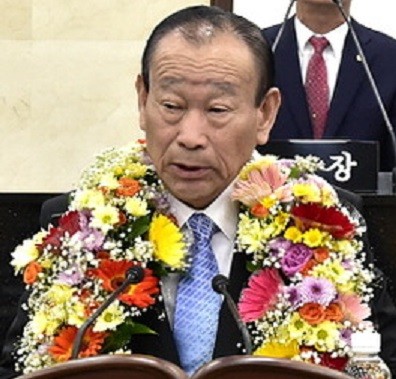 ▲ 김영배 의장이 당선후 꽃다발을 목에 걸고 소감을 밝히고 있다.ⓒ괴산군의회