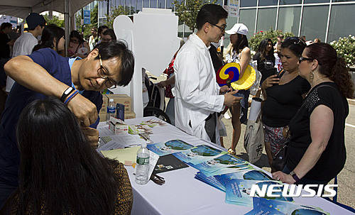 ▲ 지난달 26일 미국 뉴저지 푸르덴셜 파크에서 열린 한류문화 컨벤션 행사 'KCON 2016 NY' 모습. 행사장을 찾은 현지인들이 한국 한의학을 체험하고 있다. ⓒ 사진 뉴시스