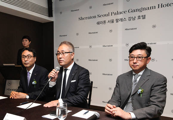 ▲ (왼쪽부터) 신봉섭 쉐라톤 팔래스 판촉마케팅본부 전무, 브라이언 백 쉐라톤 팔래스 총지배인, 최경수 스타우드 한국 지사장. ⓒ쉐라톤 서울 팔래스 강남 호텔