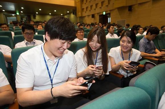 ▲ 코레일 생각 톡!톡! 행사에 참여한 직원들이 즉석 문자투표를 하고 있다.ⓒ코레일