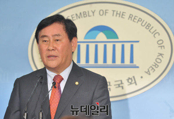 ▲ 새누리당 최경환 의원이 6일 국회에서 기자회견을 열고 8·9 전당대회 불출마를 선언하고 있다. ⓒ뉴데일리 이종현 기자