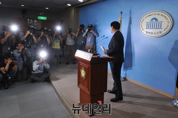 ▲ 새누리당 최경환 의원이 6일 8·9 전당대회 불출마를 선언한 뒤, 국회 기자회견장을 나서고 있다. ⓒ뉴데일리 이종현 기자