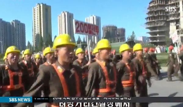 ▲ 김정은 집단은 지난 6월 초부터 '200일 전투'를 선포하고 주민들을 착취, 수탈하고 있다. 사진은 지난 6월 초 北조선중앙TV에 나온 '200일 전투' 선전영상. ⓒSBS 관련보도 화면캡쳐