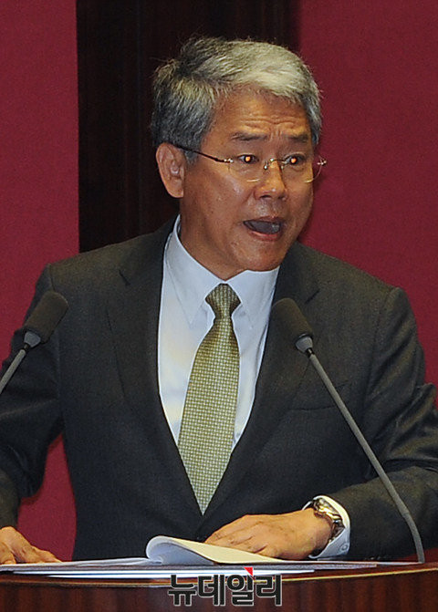 ▲ 국민의당 김동철 의원. 그는 지난 5일 비경제분야 대정부질문에서 새누리당 이장우 의원을 향해 막말을 한 바 있다. ⓒ뉴데일리 정재훈 기자