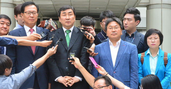 ▲ 지난 2012년 대통령 선거를 앞두고 ‘국정원 여직원 감금 사건’으로 재판에 넘겨진 더불어민주당(당시 민주통합당) 이종걸 의원이 6일 오전 서울 서초구 서울중앙지법에서 열린 선거 공판을 마친 후 입장을 밝히고 있다. 왼쪽부터 문병호 전 의원, 이종걸 의원, 강기정 전 의원, 김현 전 의원이다.ⓒ뉴시스