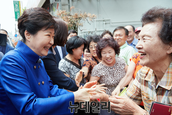 ▲ 박근혜 대통령이 6일 오전 읍면동 복지허브화 현장인 서울 중랑구 면목3·8동 주민센터를 방문해 주민들과 인사하고 있다. ⓒ뉴데일리