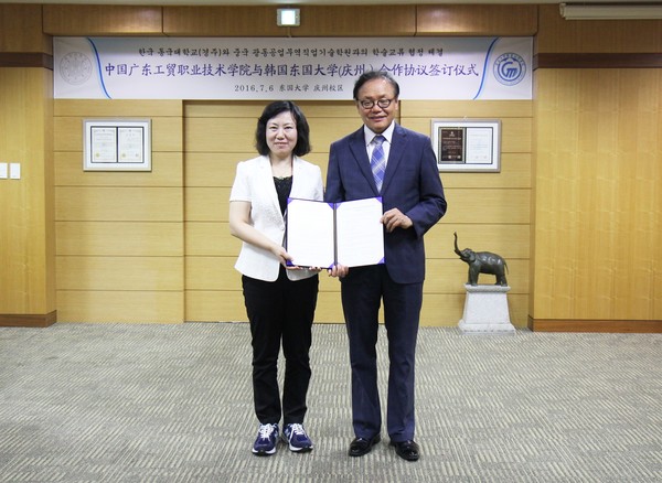 ▲ 동국대 경주캠퍼스 이대원 총장(오른쪽)이 6일 중국 광동공업업무직업기술학원 탕재 총장과 상호 학술교류 협정을 체결했다.ⓒ동국대 경주캠퍼스 제공