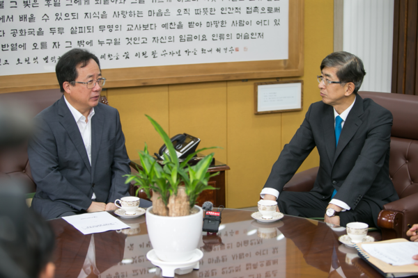 ▲ 6일 오전 이상식 부산경찰청장이 부산시교육청을 찾아 학교전담경찰관과 여고생과의 성관계 사건에 대해 공식 사과했다ⓒ부산경찰청