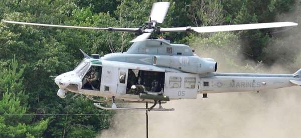 ▲ 경북 포항에서 실시한 한미 해병대 연합 공지전투훈련에서 미해병대 UH-1Y 헬기를 이용해 긴급보급품을 지원하고 있다. UH-1Y는 공격헬기인 AH-1Z의 골격을 공유하고 있으며, 사실상 공격헬기로 볼 수 있는 무장을 탑재한다.ⓒ해병대