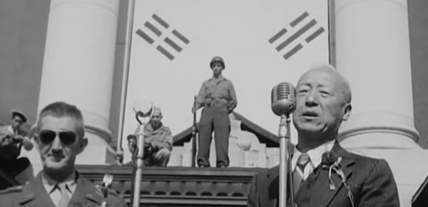 ▲ 해방후 미국서 돌아온 이승만 박사(오른쪽)와 하지 미군정 사령관.(왼쪽)