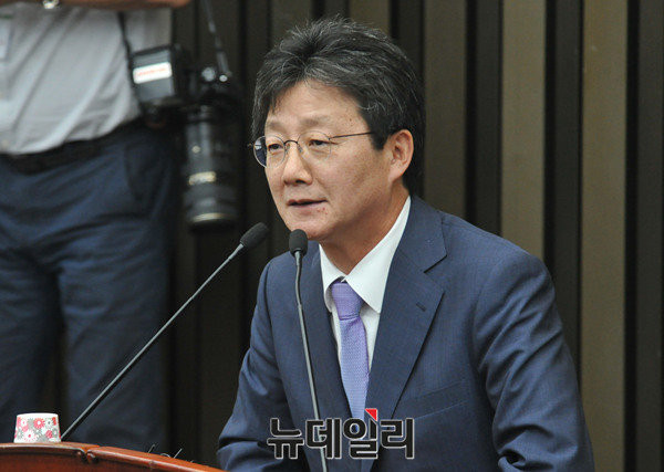 ▲ 새누리당 유승민 의원이 6일 오후 국회에서 열린 의원총회에서 복당 인사를 하고 있다. ⓒ뉴데일리 이종현 기자