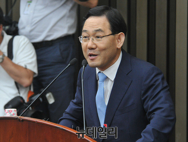 ▲ 새누리당 주호영 의원이 6일 오후 국회에서 열린 의원총회에서 복당 인사를 하고 있다. ⓒ뉴데일리 이종현 기자