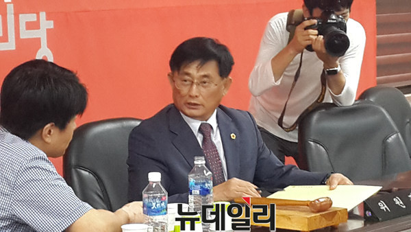 ▲ 임춘묵 새누리당 충북도의회 원내대표가 6일 의원총회를 정회한 후 기자들의 질문에 답하고 있다.ⓒ김종혁 기자