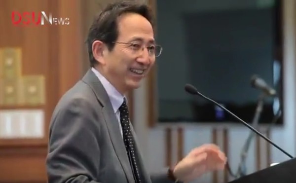 ▲ 2013년 3월 와카미야 요시부미(若宮啓文) 前아사히신문 주필이 동서大서 특강을 진행 중인 모습.ⓒ동서大 홍보영상 캡쳐