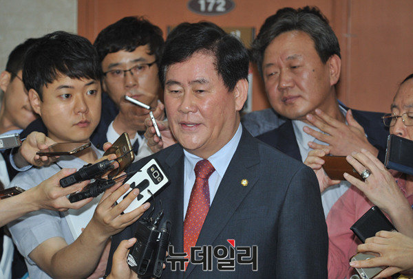 ▲ 새누리당 최경환 의원이 오는 8.9 전당대회 불출마를 선언한 가운데, 유력한 당권 주자였던 그가 불출마를 선언한 배경에 관심이 모아지고 있다. ⓒ뉴데일리 이종현 기자