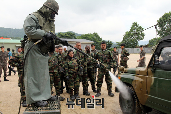 ▲ 제11차  OPCW국제화학방호교육에 참여한 교육생들이 인체제독 및 장비 제독실습을 진행하고 있다.ⓒ국방부