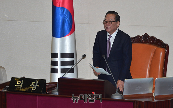 ▲ 새누리당의 친박계가 서청원 의원에 8.9 전당대회 출마를 권유하는 모양새지만, 서청원 의원은 거부하고 있다. 사진은 서청원 의원이 의장대행으로 신임 국회의장 결과를 발표하는 모습. ⓒ뉴데일리 정상윤 기자