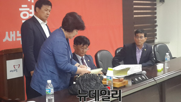 ▲ 새누리당 충북도의회 임순묵 원내대표(가운데)가 6일 의원총회 산회후 투표용지를 봉투에 담고 있다.ⓒ김종혁 기자