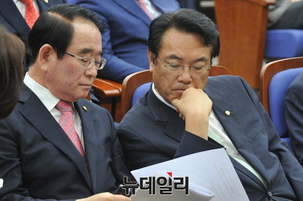 ▲ 새누리당 정진석 원내대표와 박명재 사무총장이 6일 오후 국회에서 열린 의원총회 도중 당무 보고 사안을 들여다보며 뭔가를 상의하고 있다. ⓒ뉴데일리 이종현 기자