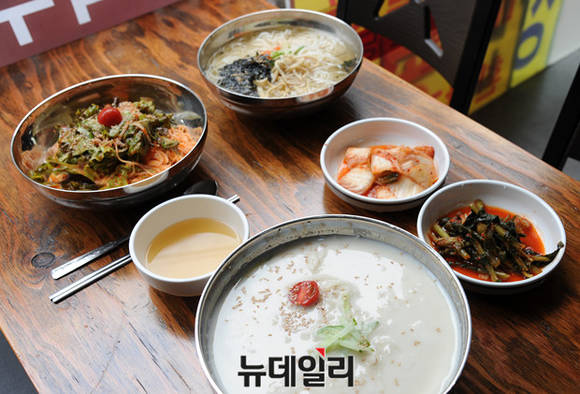 ▲ 국수를 분위기 있게 맛볼 수 있다.ⓒ뉴데일리 정재훈 기자