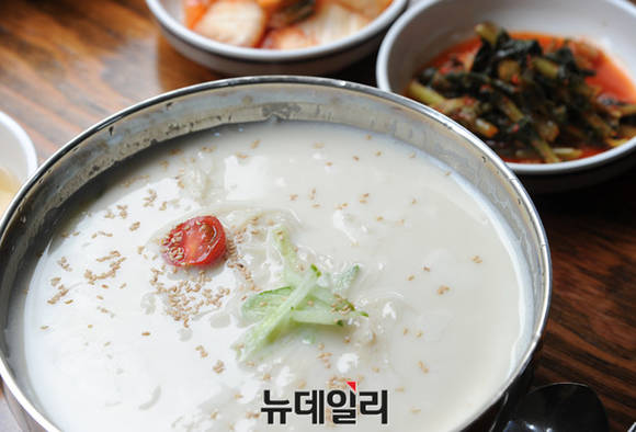 ▲ 국내산 최고 품질의 장단콩으로 맛을 낸 콩국수.ⓒ뉴데일리 정재훈 기자