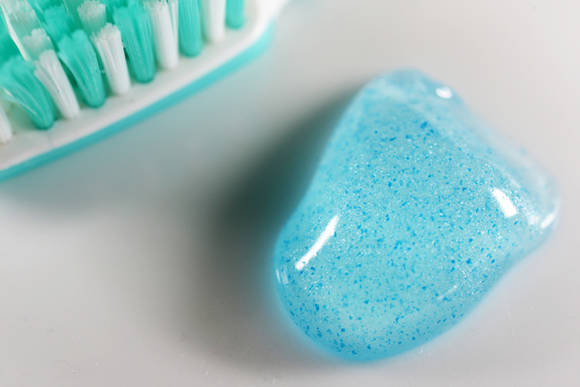 ▲ 치약에 첨가된 미세 플라스틱 알갱이.ⓒ그린피스