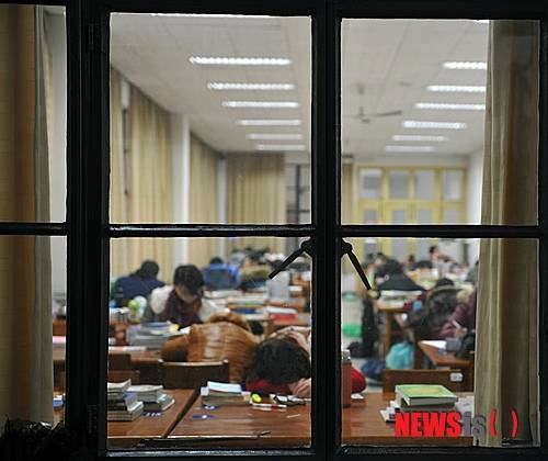 ▲ 2016학년도 1학기 전국 대학 시간강사 평균 강의료를 분석한 결과 상당수 지방 소재 사립대는 국·공립대보다 낮은 강사료를 책정했다. ⓒ뉴시스