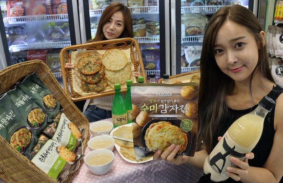 ▲ 6일 오전 서울 한강로 이마트 용산점에서 모델들이 피코크 수미감자전, 묵은지 김치전, 해물파전 등 각종 전과 막걸리를 선보이고 있다. ⓒ이마트