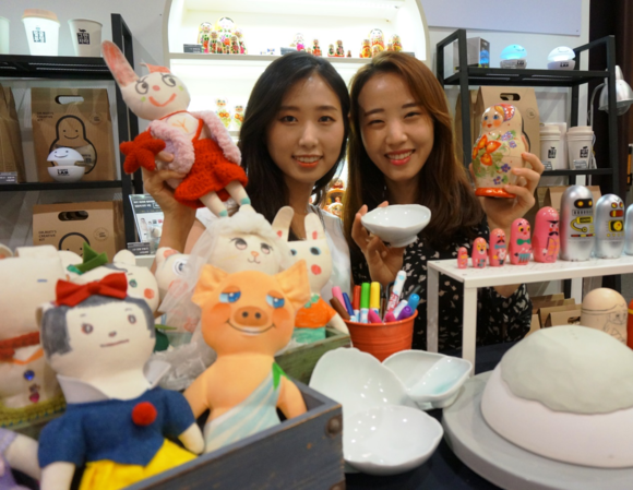 ▲ 6일, 미아점 문화홀에서 행사 도우미들이 를 통해 제작한 제품들을 선보이고 있다.ⓒ현대백화점